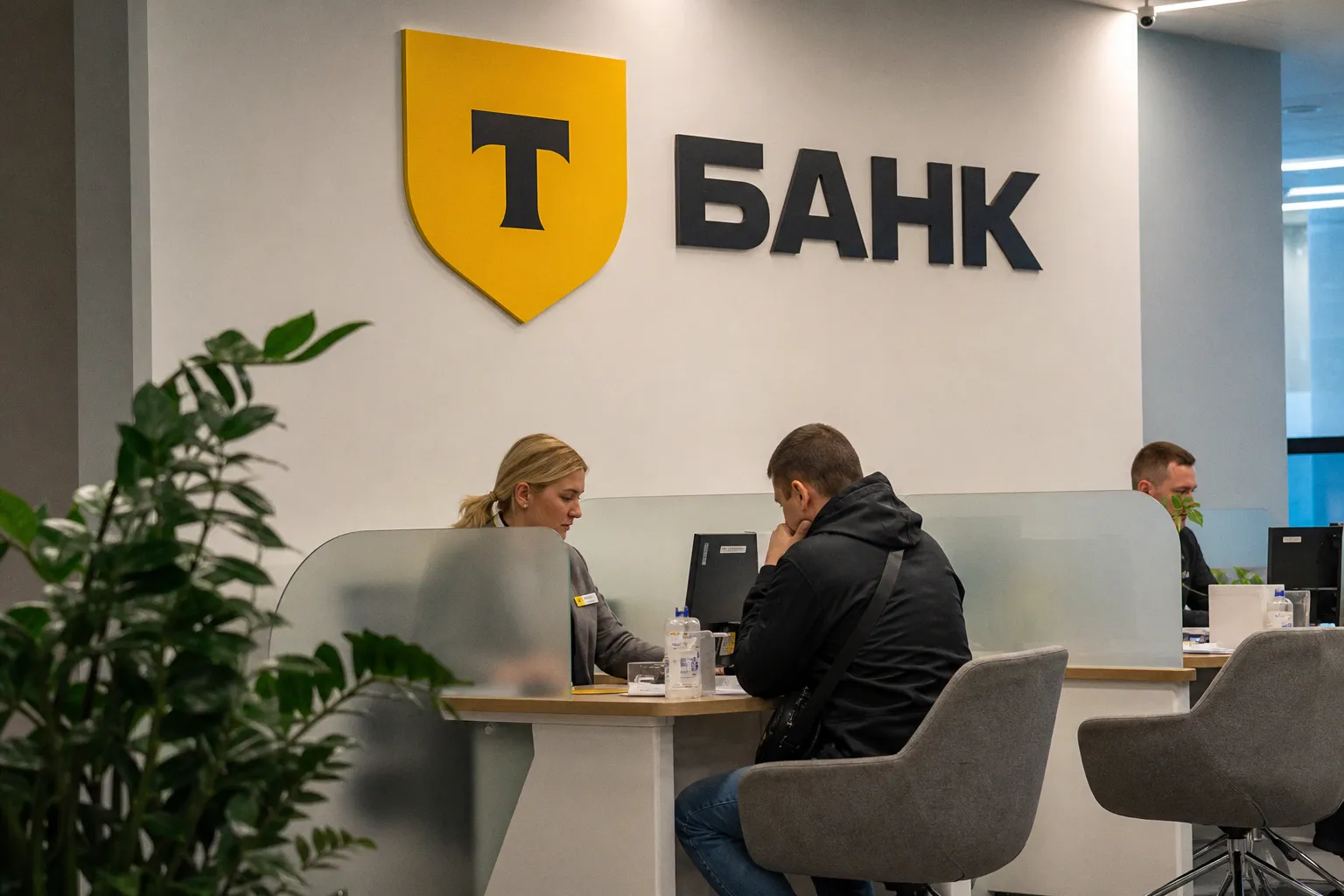Почему закрытый счет в Т-Банке остается в списке СБП: разбор проблемы