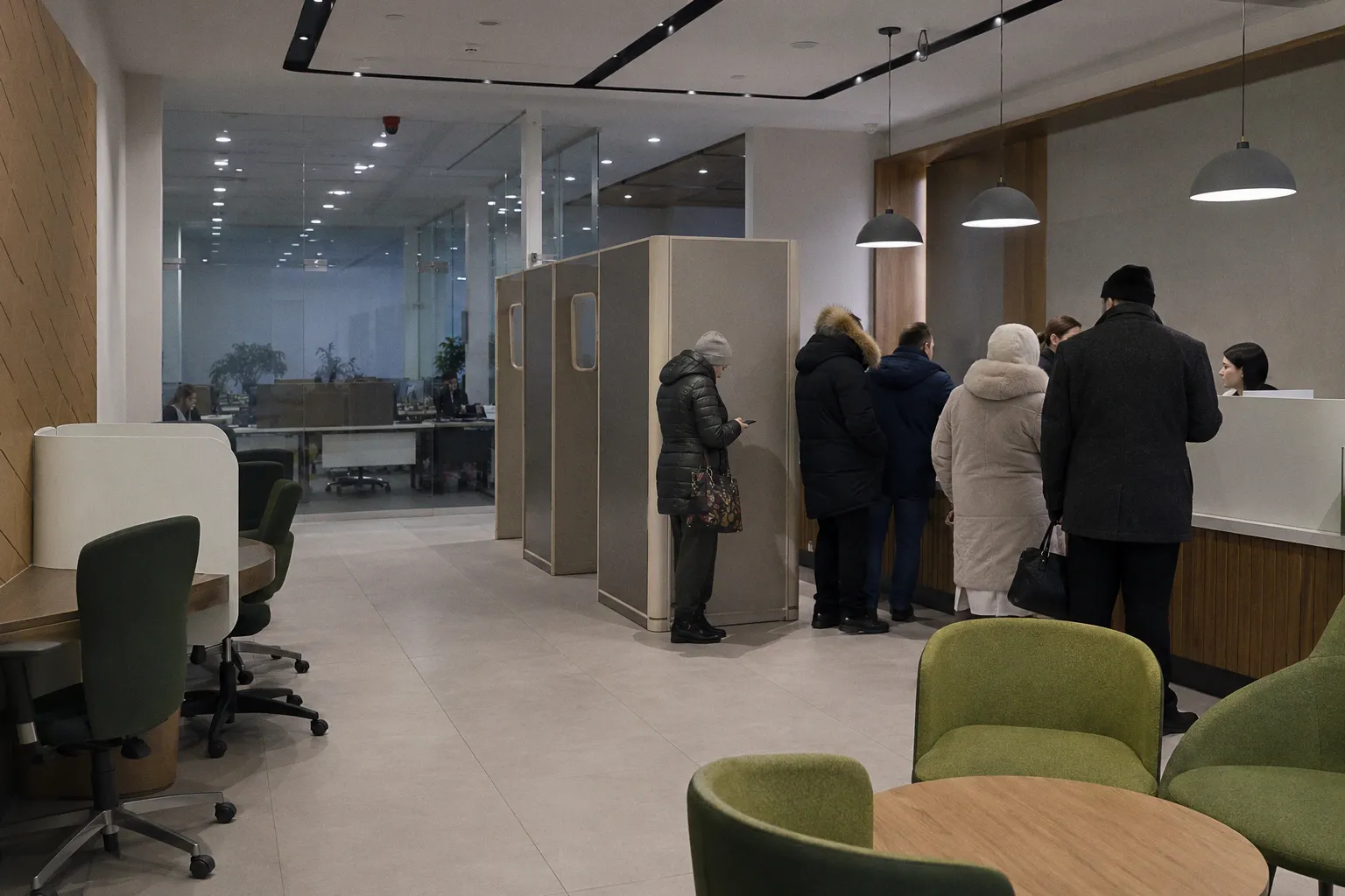 Закрытие 79 отделений Lloyds Bank: причины перехода в цифровой банкинг и судьба физических офисов