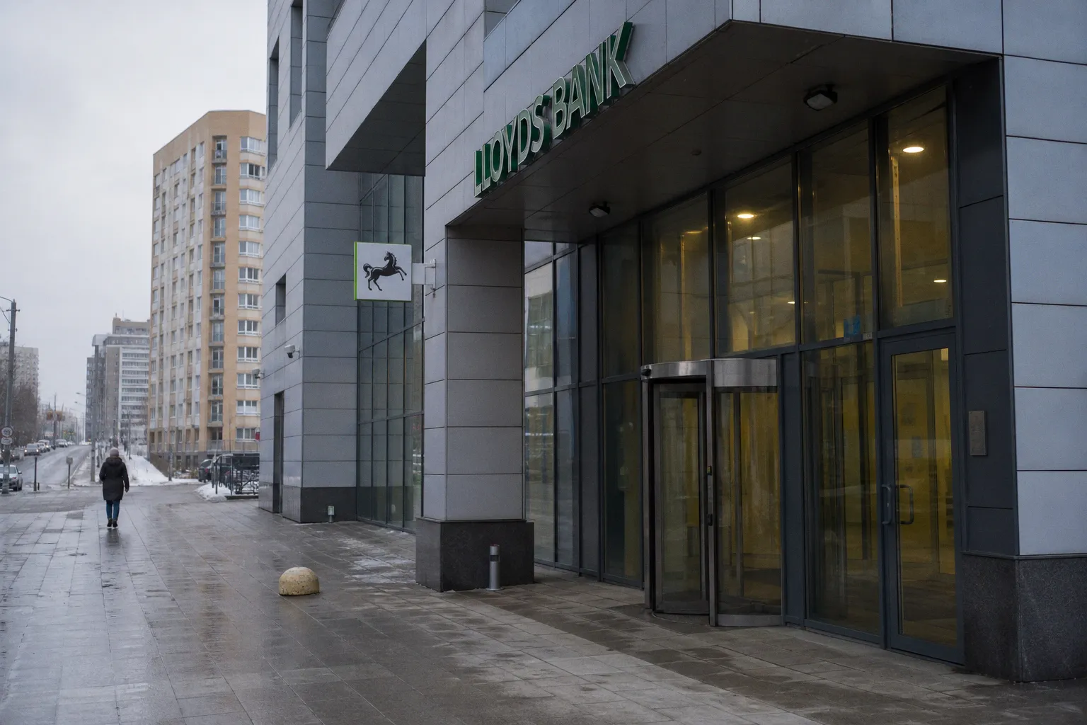 Закрытие 79 отделений Lloyds Bank: причины перехода в цифровой банкинг и судьба физических офисов